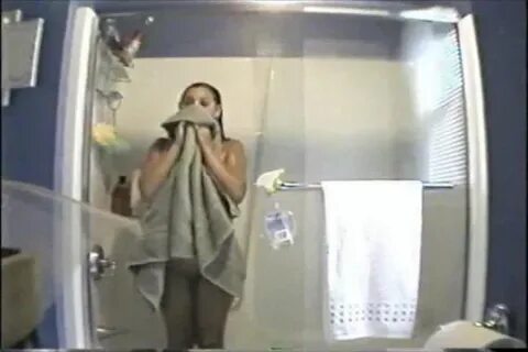 Copine nue filmée dans la douche par une caméra - Vidéo porn