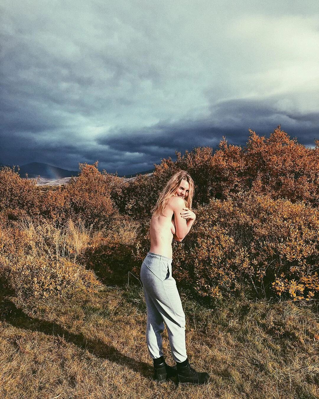 Ragga Ragnars no Instagram: "Nature doesn’t mind 🏔 #naked #almostnake...