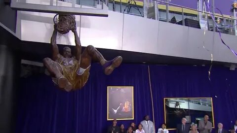 Lakers unveil Shaquille O'Neal statue that's one of the cool