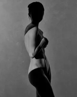 Incredible Elegance: Anna Akana’s Nude Beauty in Exquisite Black and White 