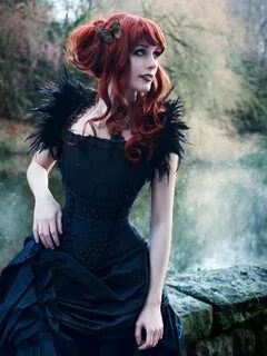 Model: Alessa Ghoulish, Dress: Johanna Macht, Featherbolero: