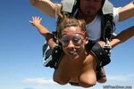 Как голые девушки с парашютом прыгали (42 фотографии) " Невс