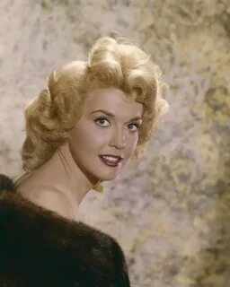 45 Beautiful Pics of Donna Douglas in the 1950s and '60s Vin