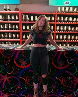 pokimane ❤ on Instagram: "went rollerskating for the first t