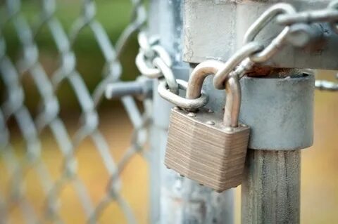 Chain link fence gate locked door - Auto Service World
