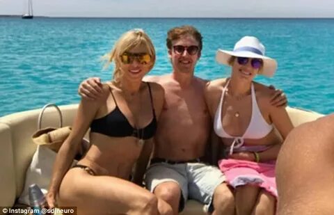 James Blunt sets sail with his lovely lady crew in Ibiza