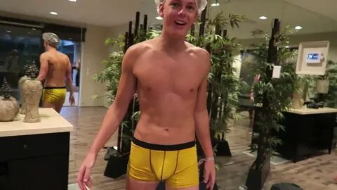 The Stars Come Out To Play: Caspar Lee - New Shirtless & Bar