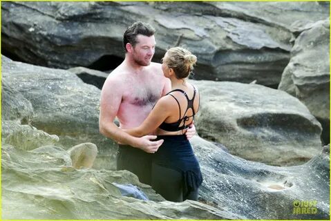 Shirtless Sam Worthington & Lara Bingle: Beach Kissing Coupl
