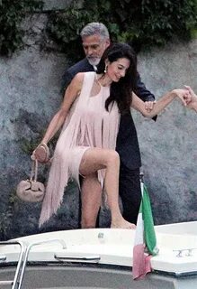 В пудровых тонах: Амаль Клуни в платье Stella McCartney на у