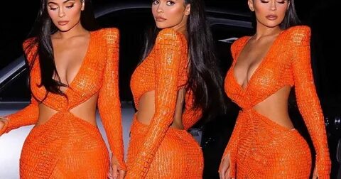 Kylie Jenner tregon format në fustanin ngjyrë portokalli - T