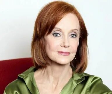 Swoosie Kurtz - How tall is she? - Height, Weight and Body M