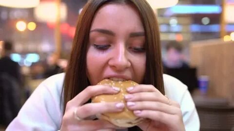 Video Stok Young Girl Eating Fast Food Hamburger (100% Tanpa