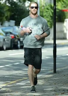Chris Hemsworth swaps shopping for jogging in London Daily M
