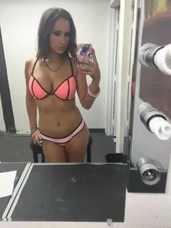Pornočubka Ashley Adams fotí selfies - agresori.com