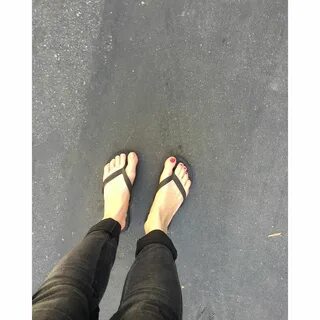Elizabeth Henstridge's Feet wikiFeet