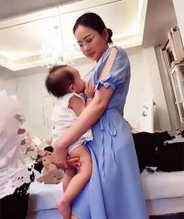 Sao Việt khoe ảnh cho con bú: Hòa Minzy nhìn rõ khổ, Huyền B