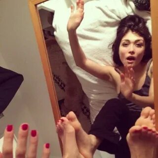 Daniella Pineda's Feet wikiFeet