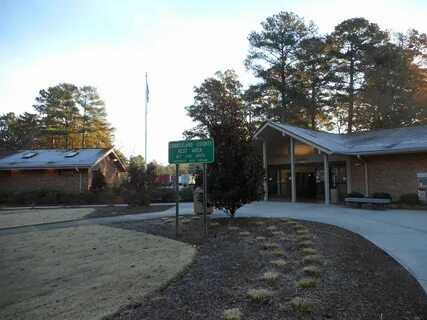 File:SB I-95 Cumberland County Rest Area; Sign and Vending M