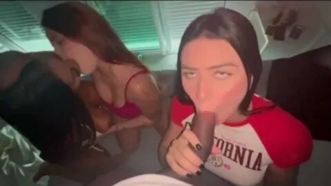 Evilena mostrando sua bucetinha deliciosa. 