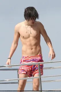 The Stars Come Out To Play: Harry Styles - Shirtless & Baref