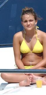 jamie_lynn_spears_bikini_candid_aug_7_2005_GTL7gN4.jpg (imag