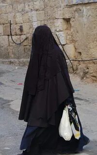 Файл:A female member of the Haredi burqa sect in Mea Shearim