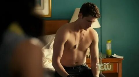 Brett Dier Shirtless in the L.A. Complex s2e06 - Shirtless M