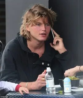 Model Jordan Barrett out at lunch with a female friend in Lo
