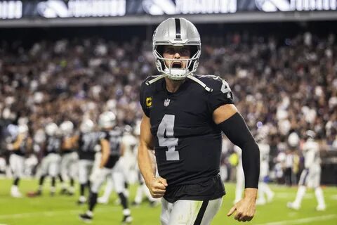 Raiders' Derek Carr overcomes slow start with dramatic comeb