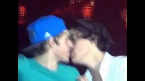 Harry and Nial Kiss - YouTube