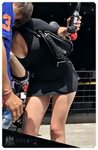 Chica enseñando sexys piernas en mini vestido Mujeres bellas