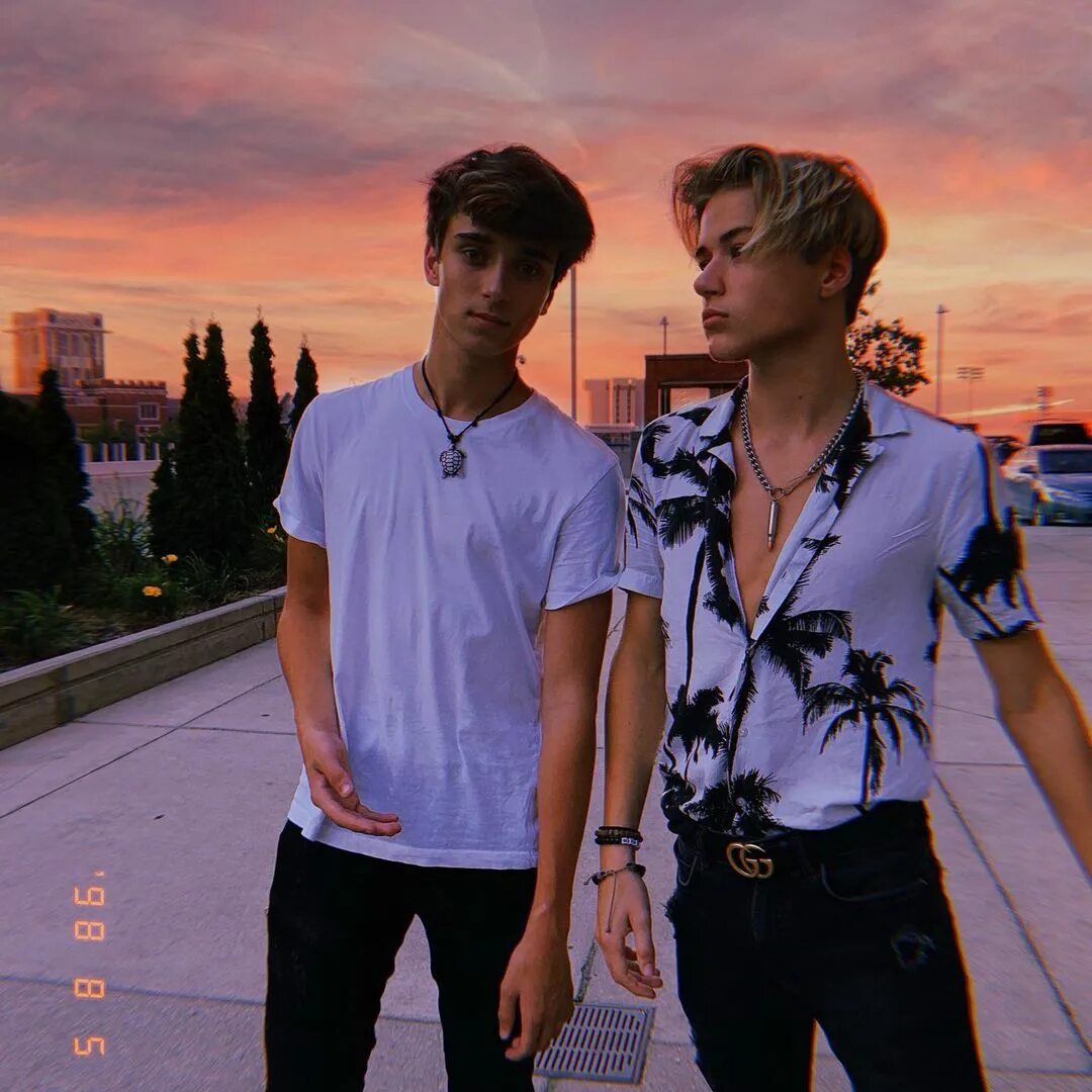 Josh Richards na Instagramu: "Who wants to watch the sunset with us? 