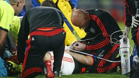 PSV Eindhoven v Manchester United: Luke Shaw suffers horror 