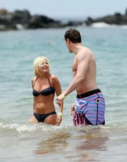 Elisha Cuthbert Bikini Pictures - Yobro