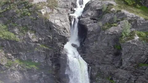 epic sweeping aerial ıcelandic waterfall gufufoss Stok Video