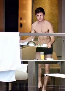 Zac Efron pillado desnudo en el balcón de su hotel - ActorsZ