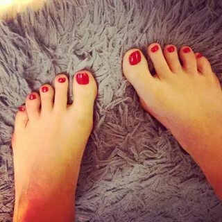 Siri Feet (15 photos) - celebrity-feet.com