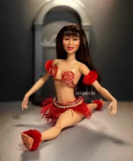 Lyn May presume su propia muñeca 'Barbie' con foto donde hac