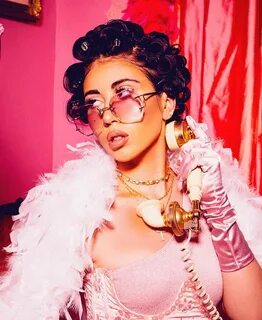 Kali Uchis Kali uchis, Photoshoot themes, Glam photoshoot