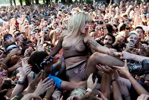 Голые девушки на рок концерте (51 фото) - порно и эротика go
