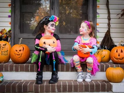 Four ways to safely trick or treat with kids this Halloween