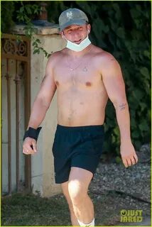 Shameless' Jeremy Allen White Shows Off Buff Body While On A