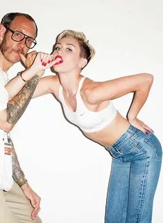 Se Mileys nya sexiga bilder