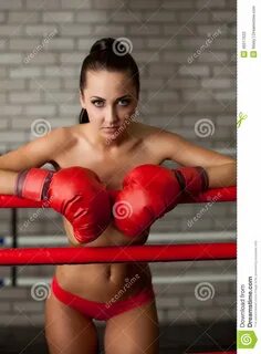 Привлекательный представлять брюнет топлесс в боксерском ринге Стоковое Фото - и