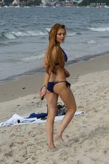 Фигура Линдси Лохан в бикини на пляже в Бразилии, 2013 / ZCE