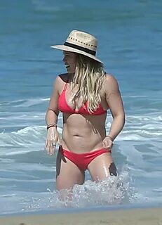 hilary-duff-in-bikini-on-the-beach-in-mexico-02-04-2017_8 - 