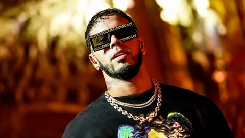 Lujos y más lujos! Anuel AA en video con sus objetos más mil