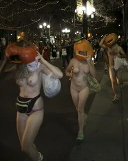 外 国 人 ハ ロ ウ ィ ン や お 祭 り に 平 気 で 裸 で 出 席 を す る 変 態 な 外 人