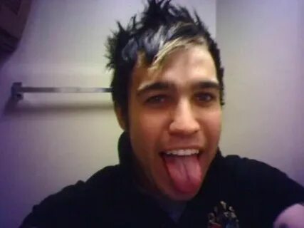 Remember when Pete had blonde and black hair HOW COULD I FOR