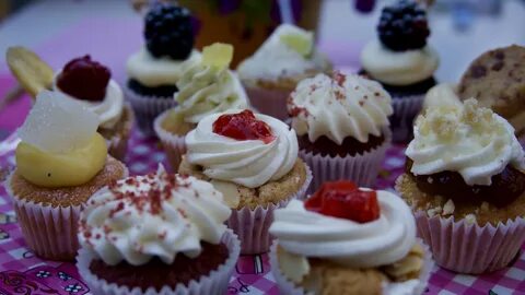 Download wallpaper 3840x2160 muffins, cupcakes, cream, dessert.